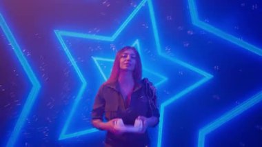 Gelecekçi siber punk teknolojisi konsepti. Dijital duvar renkli görsel arka planda çekici bir kadın. Genç kadın DJ dans ediyor, karıştırıyor ve pikaplarda müzik çalıyor. Gece kulübü partisinde..