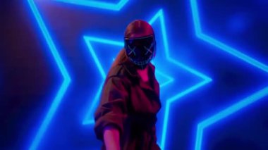 Gelecekçi siber punk teknolojisi konsepti. Dijital duvar renkli görsel arka planda çekici bir kadın. Maskeli genç kadın DJ dans ediyor, müzik karıştırıyor gece kulübünde pikaplarda müzik çalıyor..