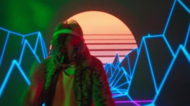 Gelecekçi siber punk teknolojisi konsepti. Dijital duvar renkli görsel arka planda çekici bir erkek. Maskeli genç adam dans ediyor, müzik karıştırıyor gece kulübünde pikaplarda müzik çalıyor..