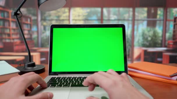Χέρια Ενός Ανθρώπου Που Εργάζεται Ένα Φορητό Υπολογιστή Πράσινο Chroma — Αρχείο Βίντεο