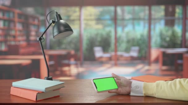 Mains Femme Tenant Smartphone Avec Écran Vert Clé Chromatique Fond — Video