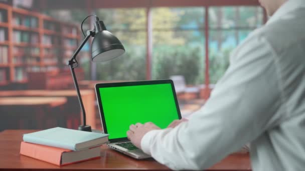 Férfi Gépelés Laptop Billentyűzeten Zöld Képernyős Chroma Billentyűt Meleg Könyvtár — Stock videók