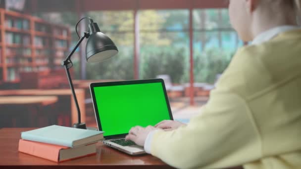 Frau Tippt Auf Laptop Tastatur Mit Grünem Bildschirmschlüssel Warme Bibliothek — Stockvideo