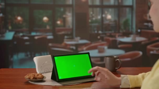 Woman Talking Video Call Using Tablet Green Screen Evening Setting — Stock Video