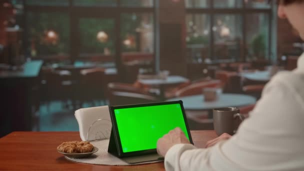 Ένα Mans Χέρια Αλληλεπιδρούν Ένα Tablet Πράσινο Chroma Οθόνη Κλειδί — Αρχείο Βίντεο
