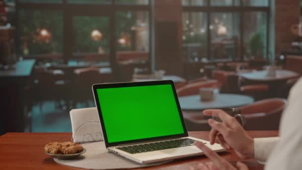 Homem Falando Chamada Vídeo Usando Laptop Com Tela Verde Cenário — Vídeo de Stock