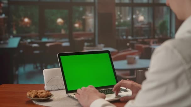 Человек Печатающий Клавиатуре Ноутбука Зеленым Экраном Вечерняя Обстановка Кафе Большими — стоковое видео