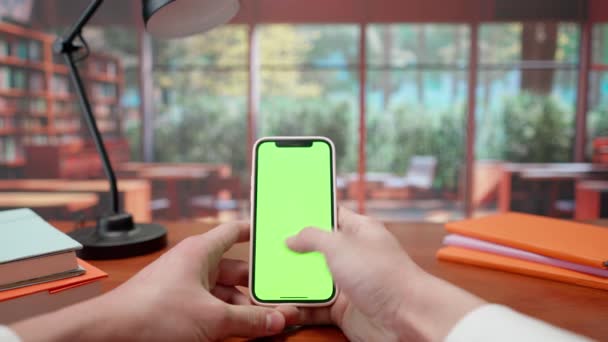 Mans Mãos Interagindo Com Tecla Chroma Tela Verde Smartphone Fundo — Vídeo de Stock