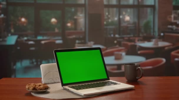 Laptop Zöld Képernyővel Café Desk Ben Este Kávézóban Nagy Ablakokkal — Stock videók