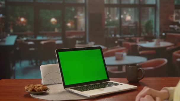 Γυναίκα Μιλάει Βιντεοκλήση Χρησιμοποιώντας Tablet Πράσινη Οθόνη Βραδινή Ρύθμιση Καφέ — Αρχείο Βίντεο