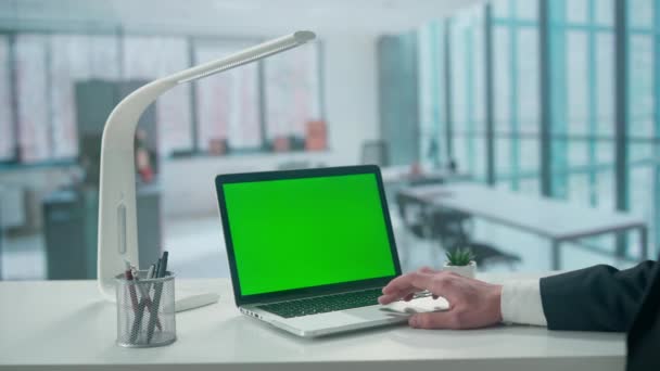 ビジネスマンはグリーンスクリーンでラップトップに取り組んでいます 窓のある明るいオフィス テキストや画像 プロモーションコンテンツのテンプレート 広告エリア ワークスペースモックアップ — ストック動画