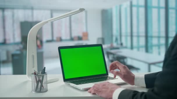 Empresário Falando Chamada Vídeo Usando Laptop Com Tela Verde Escritório — Vídeo de Stock