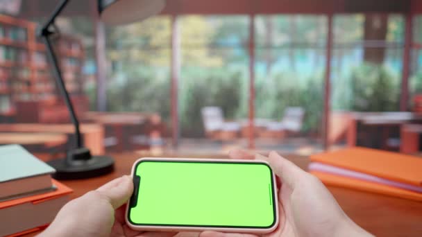 Χέρια Της Γυναίκας Κρατώντας Smartphone Πράσινο Chroma Οθόνη Κλειδί Ζεστό — Αρχείο Βίντεο