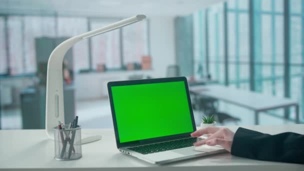 Podnikatelka Pracující Notebooku Zelenou Obrazovkou Jasná Kancelář Okny Šablona Místa — Stock video