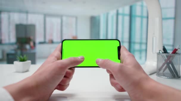 Mãos Homem Enviando Mensagens Uma Chave Chroma Tela Verde Smartphone — Vídeo de Stock