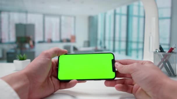 Mãos Homem Segurando Smartphone Com Chave Chroma Tela Verde Escritório — Vídeo de Stock