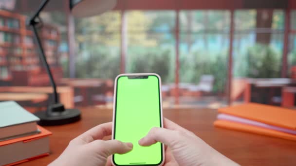Ruce Ženy Která Píše Smartphone Zeleném Displeji Chroma Klíči Teplé — Stock video