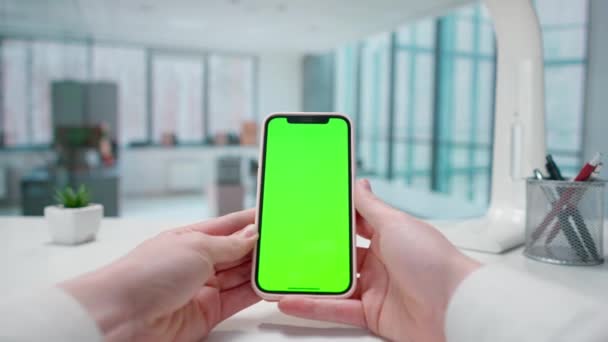 Mãos Das Mulheres Interagindo Com Tecla Chroma Tela Verde Smartphone — Vídeo de Stock