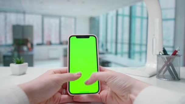 Mãos Uma Mulher Enviando Mensagens Uma Chave Croma Tela Verde — Vídeo de Stock