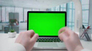İş kadını yeşil ekranlı dizüstü bilgisayarla görüntülü konuşuyor. Pencereleri olan parlak bir ofis. Metin veya resim için şablon yeri, promosyon içeriği. Reklam alanı, çalışma alanı maketi