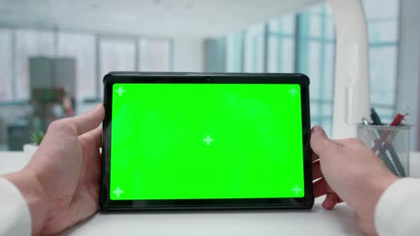 Homme Regardant Des Informations Sur Une Tablette Avec Écran Vert — Video