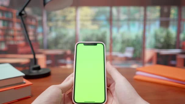 Dłonie Kobiet Interakcji Smartphone Zielony Ekran Chroma Klucz Ciepłe Tło — Wideo stockowe