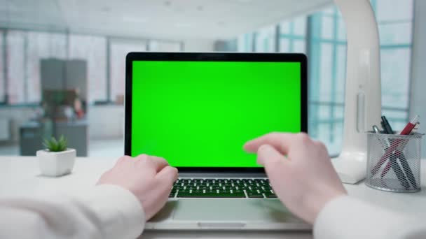 Empresária Digitando Teclado Laptop Com Tela Verde Escritório Brilhante Com — Vídeo de Stock