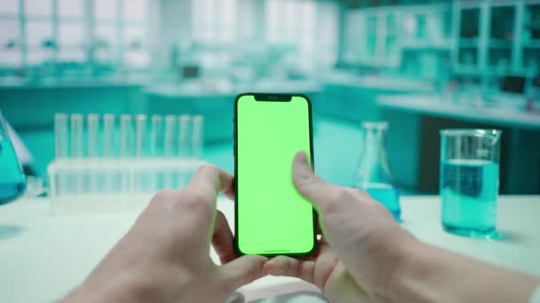 Чоловічі Руки Взаємодіють Смартфоном Зеленого Екрану Хром Ключ Лабораторний Фон — стокове відео