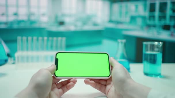 Mains Femme Tenant Smartphone Avec Écran Vert Clé Chromatique Fond — Video