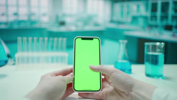 Mãos Das Mulheres Interagindo Com Tecla Chroma Tela Verde Smartphone — Vídeo de Stock