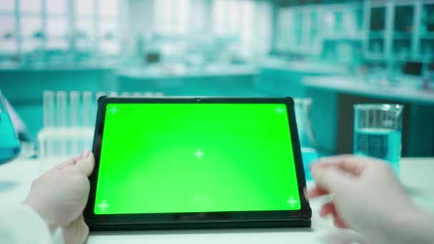 Kobieta Lekarz Komunikująca Się Przez Połączenie Wideo Pomocą Tabletu Zielonym — Wideo stockowe