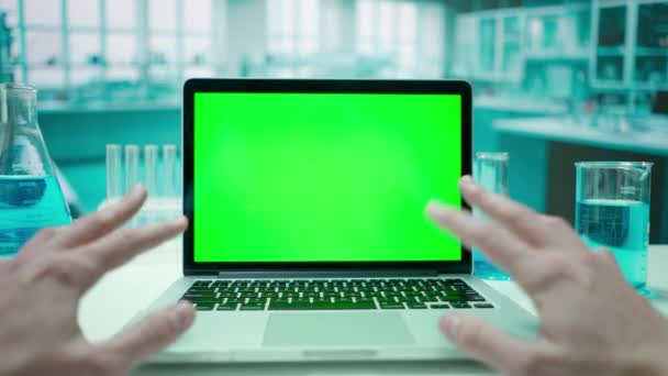 男医生使用带有绿色屏幕彩色键的笔记本电脑通过视频通话进行交流 冷蓝色实验室背景 模板的位置为您的文字或形象 促销内容 广告领域 — 图库视频影像