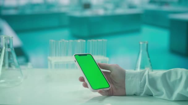 Руки Манипуляторы Взаимодействуют Клавишей Зеленым Экраном Смартфона Холодный Синий Лабораторный — стоковое видео