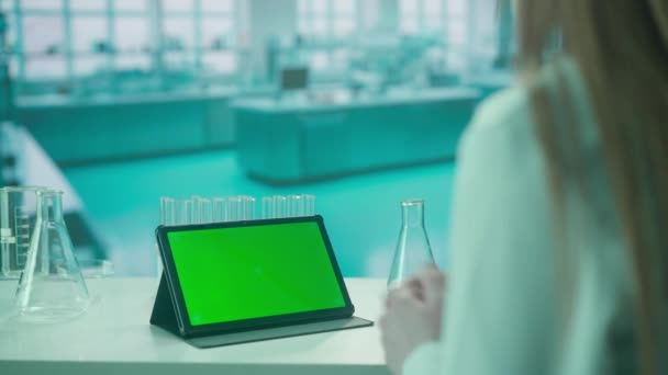 Kvinnlig Läkare Kommunicerar Videosamtal Med Hjälp Tablett Med Grön Skärm — Stockvideo