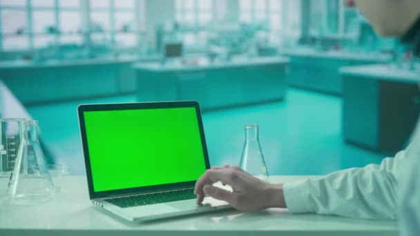 Врач Мужчина Работает Над Ноутбуком Хроматическим Ключом Зеленым Экраном Холодный — стоковое видео