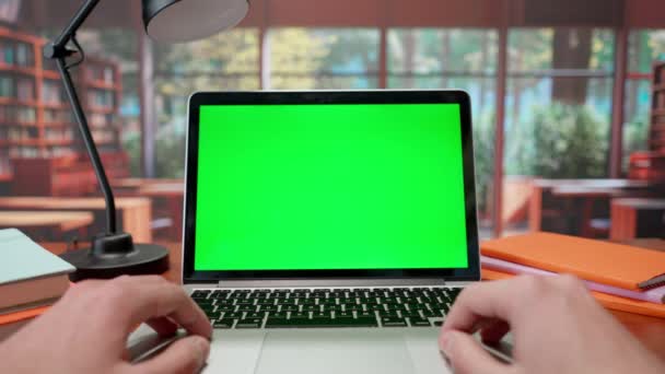 Homem Comunica Uma Chamada Vídeo Laptop Com Uma Tela Verde — Vídeo de Stock