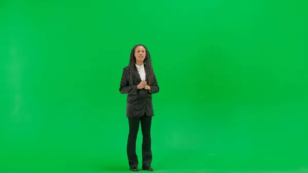 Televizyon Haberleri Canlı Yayın Konsepti Genç Bayan Muhabir Krom Anahtar — Stok fotoğraf