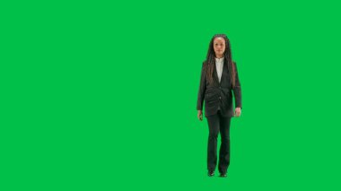 Televizyon haberleri ve canlı yayın konsepti. Genç bayan muhabir krom anahtar yeşil ekran arka planında izole edildi. Tam teşekküllü Afro-Amerikan kadın TV sunucusu yürüyüşü.