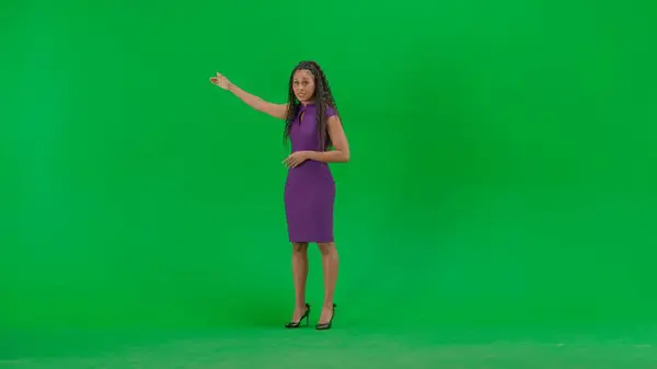 テレビニュースとライブ放送コンセプト クロマキーの緑色の背景に隔離されたドレスの女性 フルショットアフリカ系アメリカ人女性テレビニュースホスト立ってカメラを見ている — ストック写真