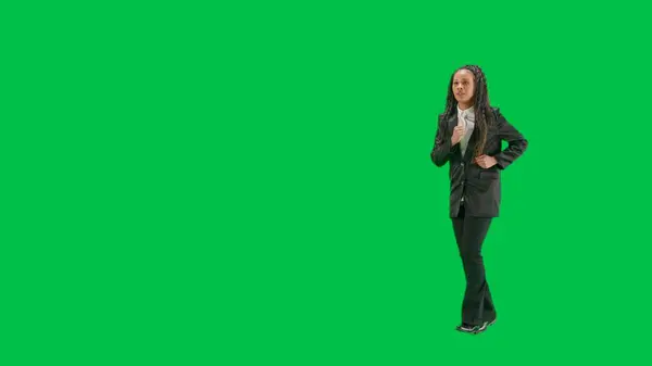テレビニュースとライブ放送コンセプト クロマキーの緑色の背景に隔離された若い女性の記者は フルショット アフリカ系アメリカ人女性テレビのニュースホスト ハーフターン — ストック写真