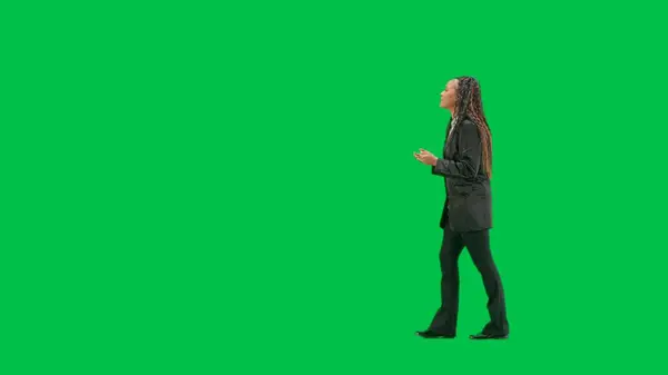テレビニュースとライブ放送コンセプト クロマキーの緑色の背景に隔離された若い女性の記者は フルショット アフリカ系アメリカ人女性テレビのニュースホスト ウォーキングと話 サイドビュー — ストック写真