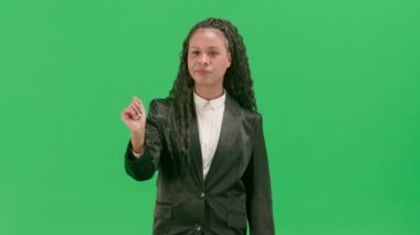 Televizyon haberleri ve canlı yayın konsepti. Genç bayan muhabir krom anahtar yeşil ekran arka planında izole edildi. Afrika kökenli Amerikalı kadın televizyon sunucusu sanal ekran kullanıyor..