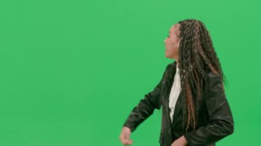 Televizyon haberleri ve canlı yayın konsepti. Genç bayan muhabir krom anahtar yeşil ekran arka planında izole edildi. Afro-Amerikalı kadın televizyon sunucusu reklam alanını gösteriyor..