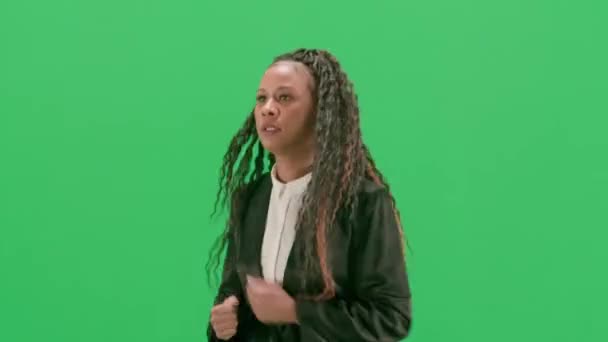テレビニュースとライブ放送コンセプト クロマキーの緑色の背景に隔離された若い女性の記者は アフリカ系アメリカ人女性テレビのニュースホスト ハーフターン — ストック動画