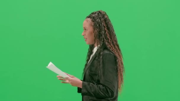Nouvelles Concept Diffusion Direct Jeune Reporter Femelle Isolée Sur Fond — Video
