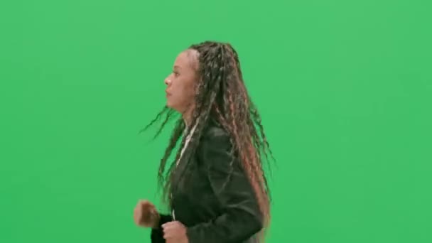 电视新闻和现场直播的概念 年轻的女记者在彩色键绿色屏幕背景上被隔离 非裔美国妇女电视新闻节目主持人运行 侧视图 — 图库视频影像