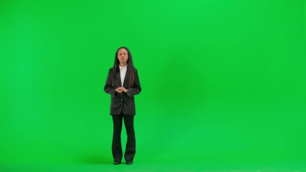 Noticias Televisión Concepto Transmisión Vivo Joven Reportera Aislada Sobre Fondo — Vídeos de Stock