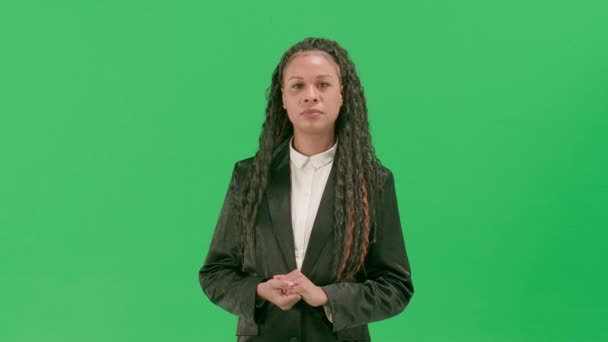 Nyheder Direkte Udsendelse Koncept Ung Kvindelig Reporter Isoleret Kroma Nøgle – Stock-video