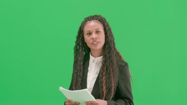Nyheter Och Direktsändning Koncept Ung Kvinnlig Reporter Isolerad Chroma Nyckel — Stockvideo