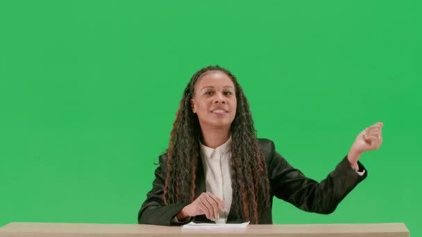 Концепция Телевидения Вещания Прямом Эфире Женщина Репортер Столом Изолирована Зеленом — стоковое видео